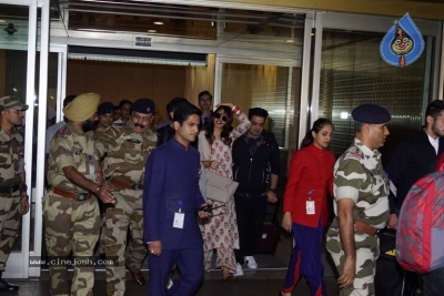 Anushka Sharma And Virat Kohli Spotted At Airport - 5 of 21