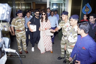 Anushka Sharma And Virat Kohli Spotted At Airport - 7 of 21