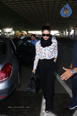Bhumi Pednekar and Kareena Kapoor Spotted At International Airport - 7 of 21