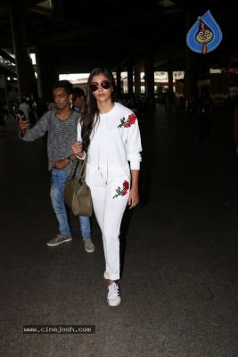Bollywood Actresses Spotted at Airport - 16 of 42