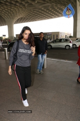 Bollywood Actresses Spotted at Airport - 28 of 42