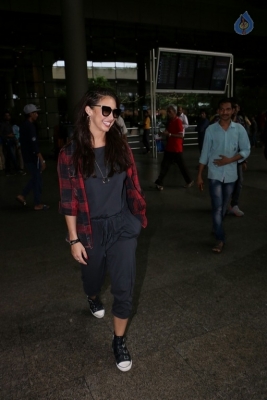 Bollywood Celebrities at Airport - 6 of 41
