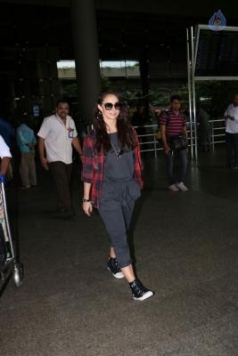 Bollywood Celebrities at Airport - 7 of 41