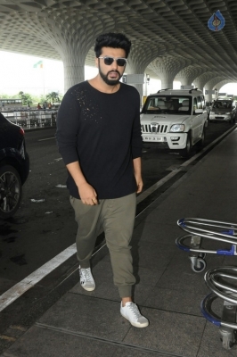 Bollywood Celebrities at Airport - 24 of 41