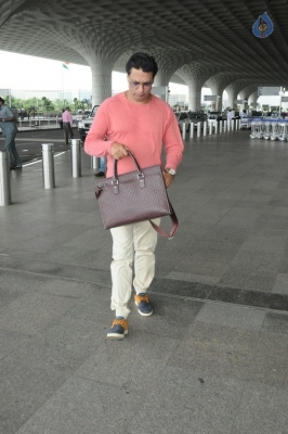 Bollywood Celebrities at Airport - 29 of 41