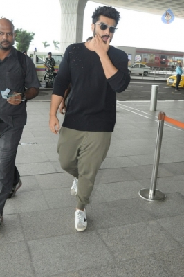 Bollywood Celebrities at Airport - 32 of 41