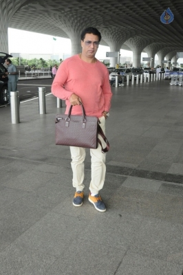 Bollywood Celebrities at Airport - 33 of 41