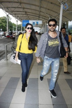 Bollywood Celebrities at Mumbai Airport - 31 of 36