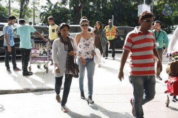 Bollywood Celebrities at Mumbai Airport - 33 of 36