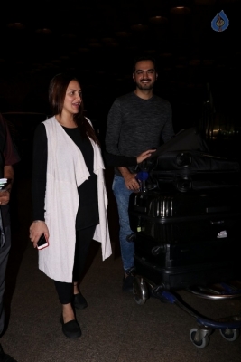 Bollywood Celebrities at Mumbai Airport - 22 of 40