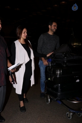 Bollywood Celebrities at Mumbai Airport - 28 of 40