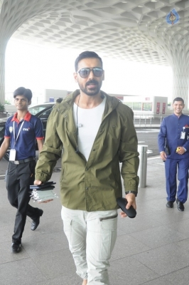 Bollywood Celebrities at Mumbai Airport - 29 of 40