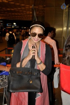 Bollywood Celebrities Spotted at Airport - 25 of 34