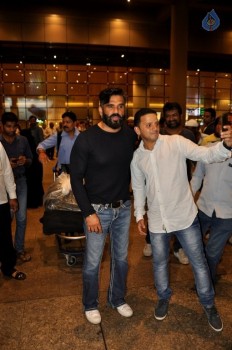 Bollywood Celebrities Spotted at Airport - 29 of 34