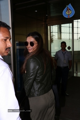 Bollywood Celebrities Spotted at Airport - 15 of 39