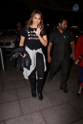 Bollywood Celebrities Spotted at Airport - 3 of 21