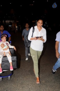 Bollywood Celebrities Spotted at Airport - 16 of 41