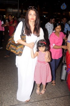 Bollywood Celebrities Spotted at Airport - 24 of 41