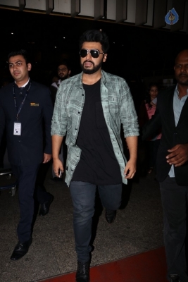 Bollywood Celebrities Spotted at Airport - 10 of 40