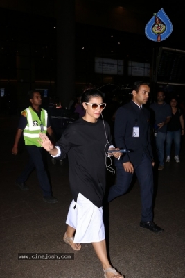 Bollywood Celebrities Spotted at Airport - 10 of 34