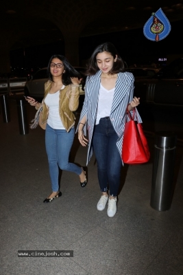 Bollywood Celebrities Spotted At Airport - 4 of 7