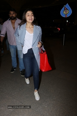 Bollywood Celebrities Spotted At Airport - 7 of 7