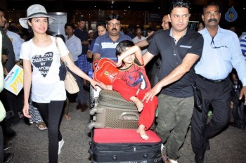 Celebrities at Mumbai Airport - 5 of 34