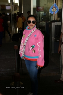 Rani Mukerji Spotted At Airport - 3 of 6
