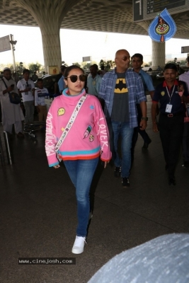 Rani Mukerji Spotted At Airport - 4 of 6