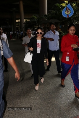 Sachin Tendulkar and Bollywood Celebrities Spotted at Airport - 9 of 60