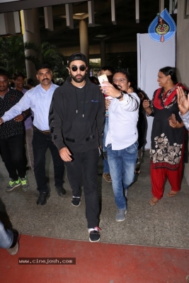 Sachin Tendulkar and Bollywood Celebrities Spotted at Airport - 18 of 60