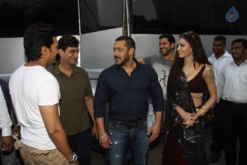 Salman Khan Visits Film Great Grand Masti Sets - 1 of 14