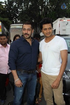 Salman Khan Visits Film Great Grand Masti Sets - 2 of 14
