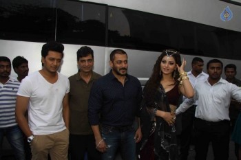 Salman Khan Visits Film Great Grand Masti Sets - 4 of 14