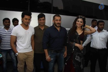 Salman Khan Visits Film Great Grand Masti Sets - 5 of 14