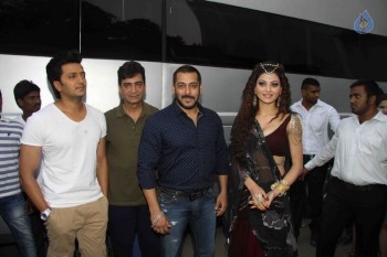 Salman Khan Visits Film Great Grand Masti Sets - 7 of 14