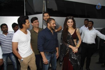 Salman Khan Visits Film Great Grand Masti Sets - 8 of 14