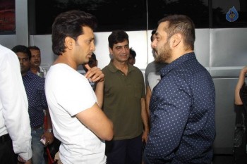 Salman Khan Visits Film Great Grand Masti Sets - 10 of 14