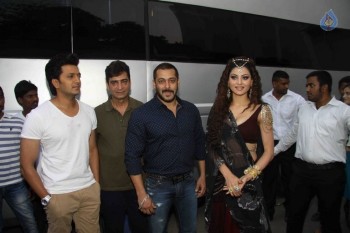 Salman Khan Visits Film Great Grand Masti Sets - 11 of 14