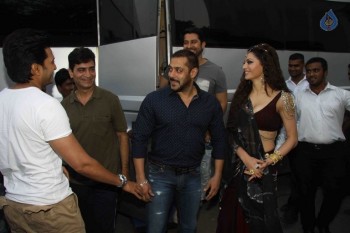 Salman Khan Visits Film Great Grand Masti Sets - 13 of 14