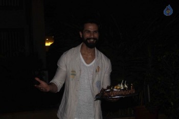 Shahid Kapoor Birthday Celebrations Photos - 18 of 49