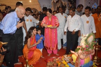 Shilpa Shetty Family at Andheri Cha Raja - 18 of 23