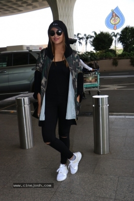 Sonakshi Sinha Spotted at Airport - 13 of 13