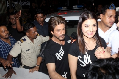 SRK and Anushka Sharma Spotted at Khar Social - 11 of 26