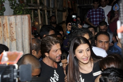 SRK and Anushka Sharma Spotted at Khar Social - 18 of 26