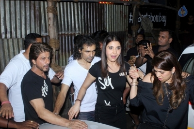 SRK and Anushka Sharma Spotted at Khar Social - 19 of 26
