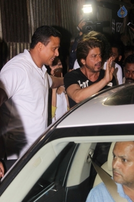 SRK and Anushka Sharma Spotted at Khar Social - 20 of 26