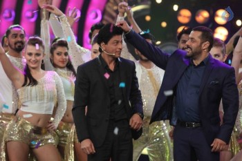 SRK with Salman Khan on Big Boss 9 Sets - 6 of 41