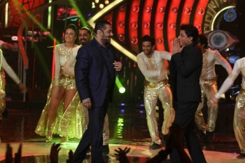 SRK with Salman Khan on Big Boss 9 Sets - 13 of 41