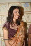 kajal-agarwal-n-deeksha-seth-inaugurates-vaishnavi-gold-shop